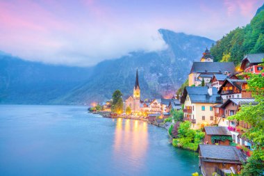 Avusturya 'nın ünlü Hallstatt köyünün manzarası, Alpler. Avrupa
