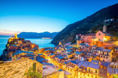 Gün batımında Vernazza manzarası. İtalya 'daki Cinque Terre Ulusal Parkı' nın beş ünlü renkli köyünden biri.