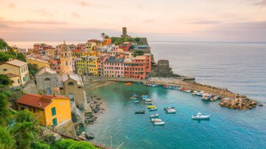 Gün batımında Vernazza manzarası. İtalya 'daki Cinque Terre Ulusal Parkı' nın beş ünlü renkli köyünden biri.