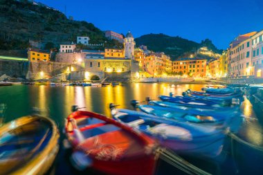 Gün batımında Vernazza manzarası. İtalya 'daki Cinque Terre Ulusal Parkı' nın beş ünlü renkli köyünden biri.