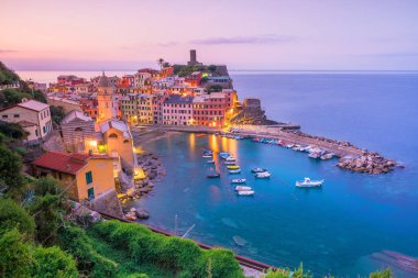 Gün batımında Vernazza manzarası. İtalya 'daki Cinque Terre Ulusal Parkı' nın beş ünlü renkli köyünden biri.