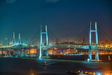Japonya 'da gece Yokohama Körfezi Köprüsü