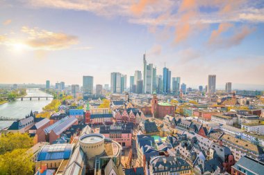 Frankfurt şehri, alacakaranlıkta Almanya 'da tepeden görülebiliyor.
