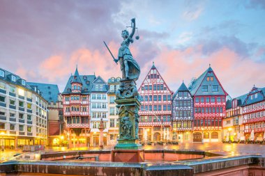 Frankfurt, Almanya 'da Alacakaranlıkta Eski Romerberg Meydanı