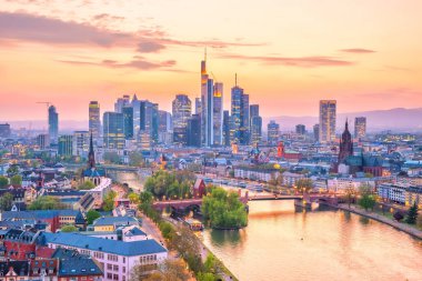 Frankfurt şehri, alacakaranlıkta Almanya 'da tepeden görülebiliyor.