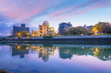 Atom bombası kubbesiyle Hiroşima 'nın ufuk çizgisi görünüyor. Japonya 'da UNESCO Dünya Mirası