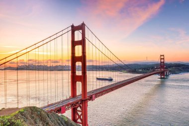 Ünlü Golden Gate Köprüsü, San Francisco gün batımında, ABD