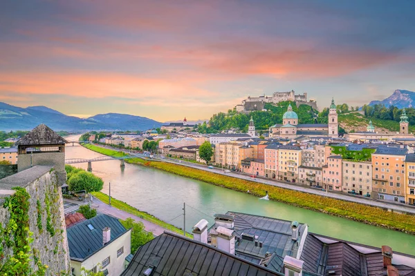 Gyönyörű Kilátás Nyílik Salzburg Város Városára Nyáron Naplementekor Ausztriában — Stock Fotó