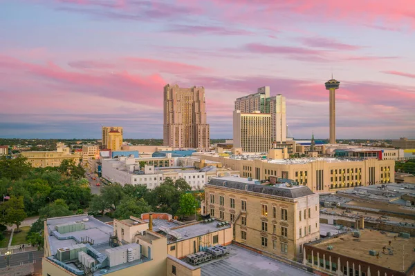 日落时美国德克萨斯州圣安东尼奥市中心的头像 — 图库照片