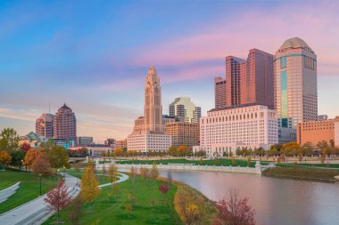 Columbus Ohio şehir merkezinin manzarası ABD 'de alacakaranlıkta gökyüzü.