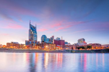 Nashville, Tennessee şehir merkezi. Gün batımında Cumberland Nehri ile birlikte ufuk çizgisi.