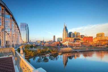 Nashville, Tennessee şehir merkezi. Gün batımında Cumberland Nehri ile birlikte ufuk çizgisi.
