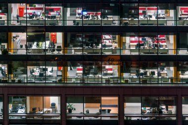 Geceleri ofis binası. Sidney, Avustralya 'da geç saatlere kadar çalışıyorum.