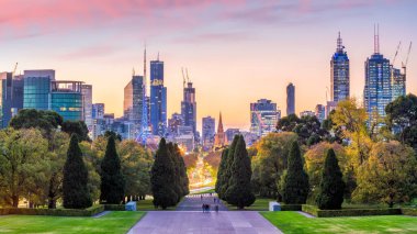 Avustralya 'da alacakaranlıkta Melbourne şehrinin panorama manzarası yükseliyor