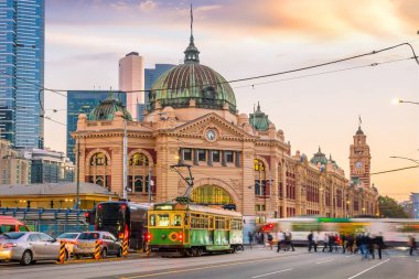 Melbourne Flinders Sokak Tren İstasyonu Avustralya 'da gün batımında