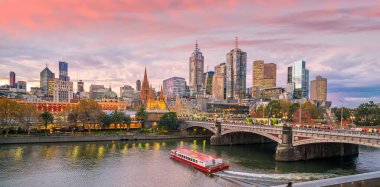 Avustralya 'da alacakaranlıkta Melbourne şehrinin panorama manzarası yükseliyor