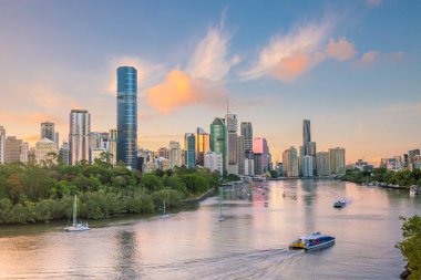 Brisbane şehrinin ufuk çizgisi ve Brisbane nehri Avustralya 'da alacakaranlıkta