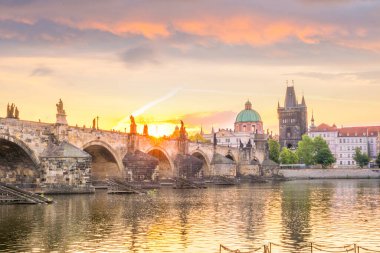 Çek Cumhuriyeti 'nde Charles Bridge ve Prag şehrinin ünlü ikonik görüntüsü