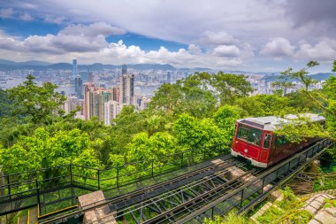 Victoria Peak Tramvayı ve Hong Kong Şehri Çin 'de yaz mevsiminde ufuk çizgisi
