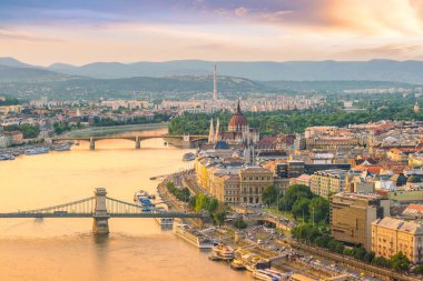 Macaristan 'da Budapeşte silueti. Tuna Nehri deltası üzerindeki Parlamento binasına gece görüşü
