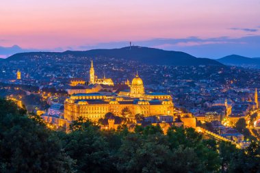 Macaristan 'da Budapeşte silueti. Tuna Nehri deltası üzerindeki Parlamento binasına gece görüşü