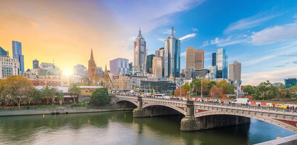 Avustralya Alacakaranlıkta Melbourne Şehrinin Panorama Manzarası Yükseliyor — Stok fotoğraf