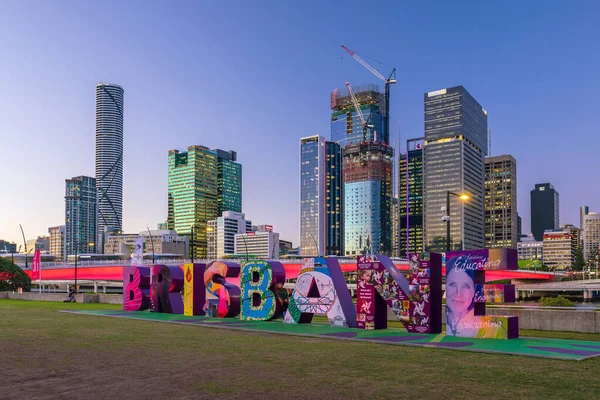 ブリスベン オーストラリア 5月21 2019 オーストラリアの夕暮れ時にサウスバンクでのG20文化祭のブリスベンサイン — ストック写真