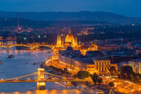 Macaristan 'da Budapeşte silueti. Tuna Nehri deltası üzerindeki Parlamento binasına gece görüşü