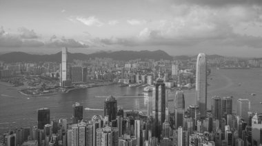 Gün batımında Çin 'de Victoria Limanı ve Hong Kong siluetinin panoramik görüntüsü