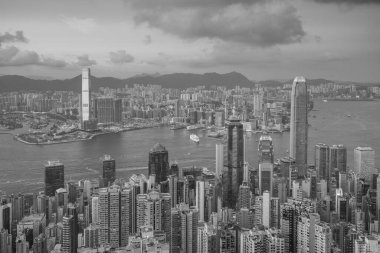 Gün batımında Çin 'de Victoria Limanı ve Hong Kong siluetinin panoramik görüntüsü