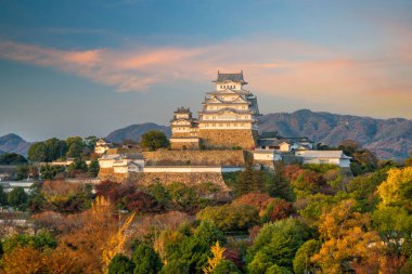 Himeji Kalesi 'nin (sonbahar sezonu) günbatımında Japonya Himeji' deki manzarası