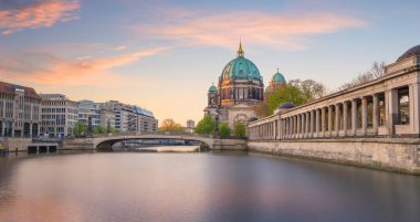 Berlin Katedrali (Berliner Dom) ve Spree Nehri ile Almanya 'da günbatımında gökyüzü.