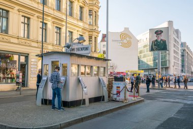 BERLİN, ALMANY: 19 NİSAN 2019: kontrol noktası Charlie. Doğu ve batı Berlin arasındaki sınır kapısı Berlin, Almanya 'daki Soğuk Savaş' ın bir sembolü haline geldi.