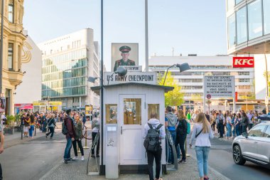 BERLİN, ALMANY: 19 NİSAN 2019: kontrol noktası Charlie. Doğu ve batı Berlin arasındaki sınır kapısı Berlin, Almanya 'daki Soğuk Savaş' ın bir sembolü haline geldi.