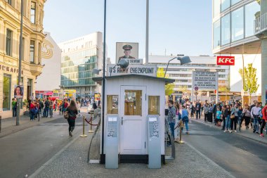 BERLİN, ALMANY: 19 NİSAN 2019: kontrol noktası Charlie. Doğu ve batı Berlin arasındaki sınır kapısı Berlin, Almanya 'daki Soğuk Savaş' ın bir sembolü haline geldi.