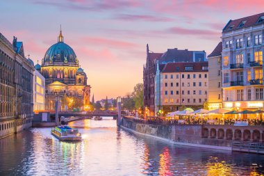 Berlin Katedrali (Berliner Dom) ve Spree Nehri ile Almanya 'da günbatımında gökyüzü.