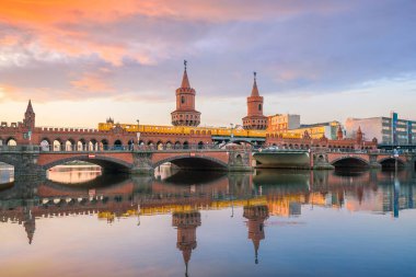 Berlin silueti Oberbaum Köprüsü ve Spree Nehri ile, gün doğumunda, Almanya