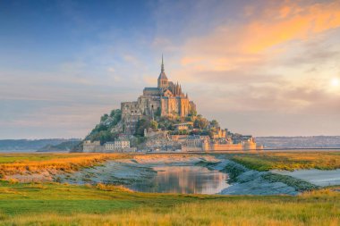 Mont Saint-Michel gün batımında Normandiya, Kuzey Fransa 'da alacakaranlıkta