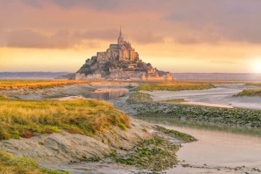 Mont Saint-Michel gün batımında Normandiya, Kuzey Fransa 'da alacakaranlıkta