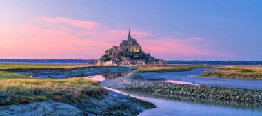 Mont Saint-Michel gün batımında Normandiya, Kuzey Fransa 'da alacakaranlıkta