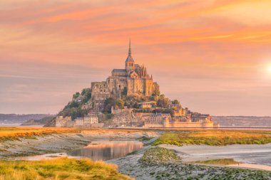 Mont Saint-Michel gün batımında Normandiya, Kuzey Fransa 'da alacakaranlıkta