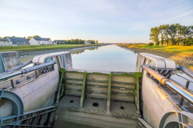 Le Mont-Saint-Michel, Fransa - SEPTEMBER 17, 2018: Couesnon Nehri üzerindeki modern teknoloji hidrolik baraj, Franc 'taki Mont Saint-Michel körfezi tarama programının ana parçasıdır.