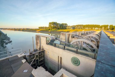 Le Mont-Saint-Michel, Fransa - SEPTEMBER 17, 2018: Couesnon Nehri üzerindeki modern teknoloji hidrolik baraj, Franc 'taki Mont Saint-Michel körfezi tarama programının ana parçasıdır.