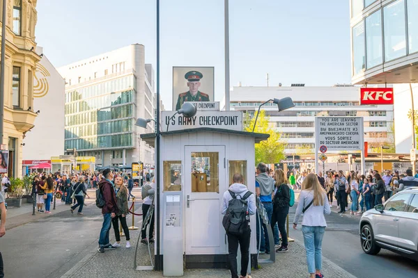 BERLİN, ALMANY: 19 NİSAN 2019: kontrol noktası Charlie. Doğu ve batı Berlin arasındaki sınır kapısı Berlin, Almanya 'daki Soğuk Savaş' ın bir sembolü haline geldi.