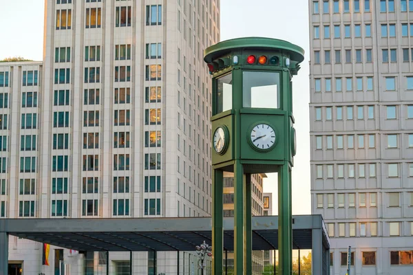 Περίφημο Ρολόι Εποχής Στην Πλατεία Potsdamer Platz Στο Βερολίνο Γερμανία — Φωτογραφία Αρχείου