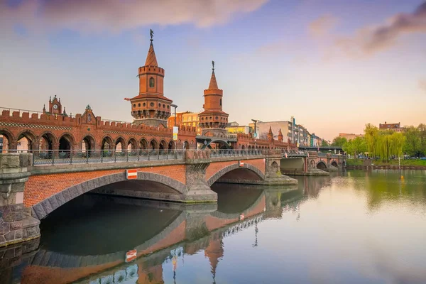 Berlin silueti Oberbaum Köprüsü ve Spree Nehri ile, gün doğumunda, Almanya