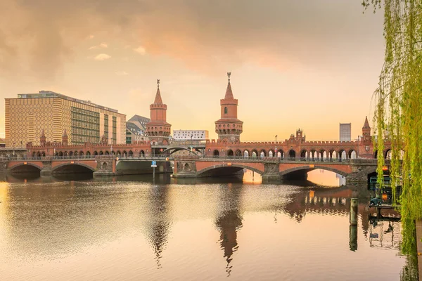 Horizonte Berlín Con Puente Oberbaum Río Spree Amanecer Alemania — Foto de Stock