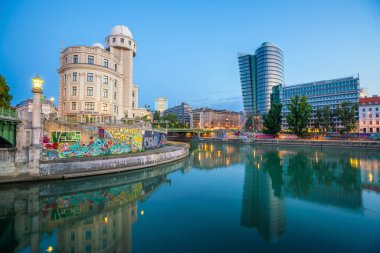 VIENNA, AUSTRIA - 16 Ağustos 2018 'de Avusturya' nın başkenti Viyana 'da modern bina.