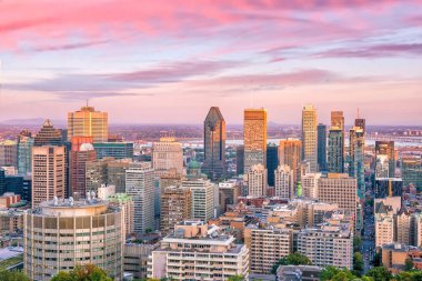 Kanada 'da günbatımında Montreal şehir merkezinin panoramik gökyüzü manzarası