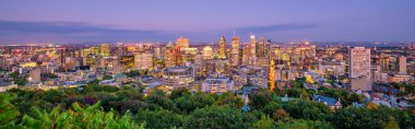 Kanada 'da günbatımında Montreal şehir merkezinin panoramik gökyüzü manzarası